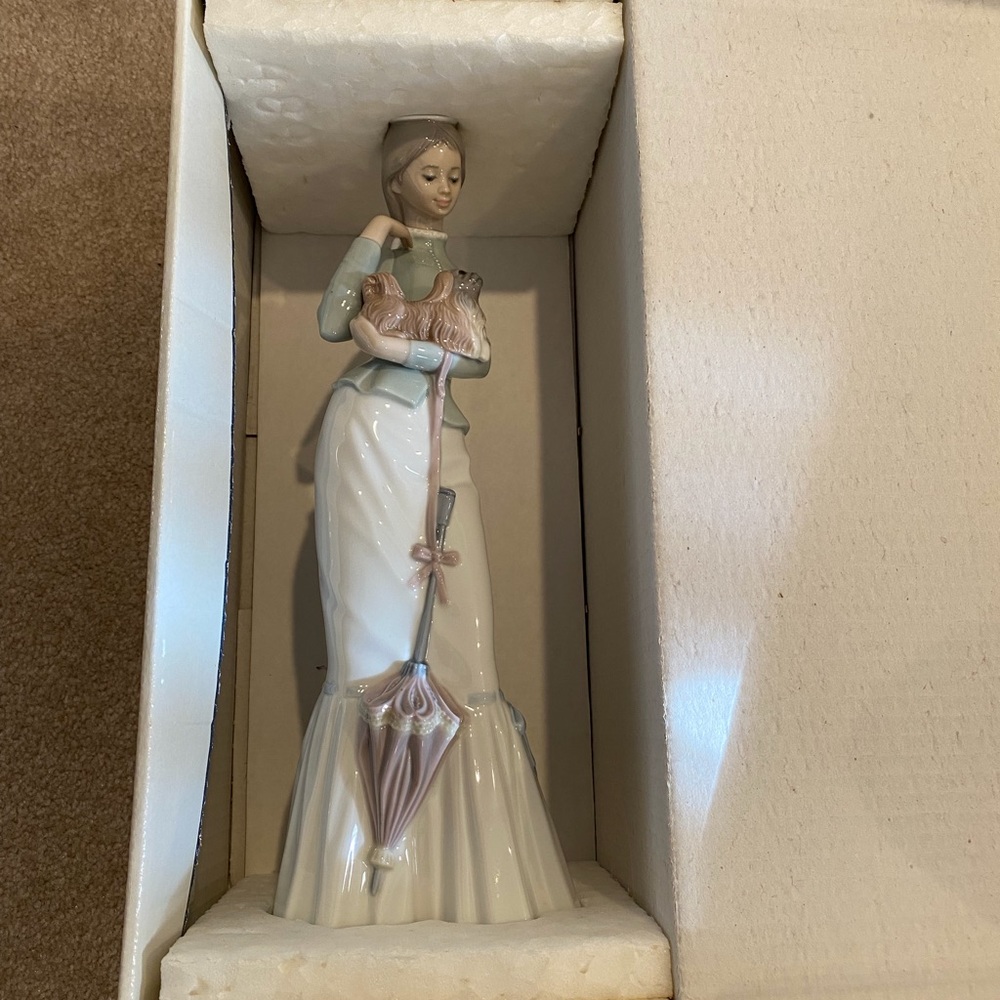 NIB Vintage Lladro #4893 A Walk With The Dog Glazed Figurine. Retired in 2004